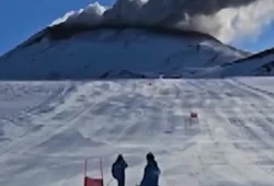 Italienische Skifahrer trainieren in der Nähe eines aktiven Vulkans