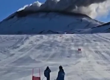 Italienische Skifahrer trainieren in der Nähe eines aktiven Vulkans