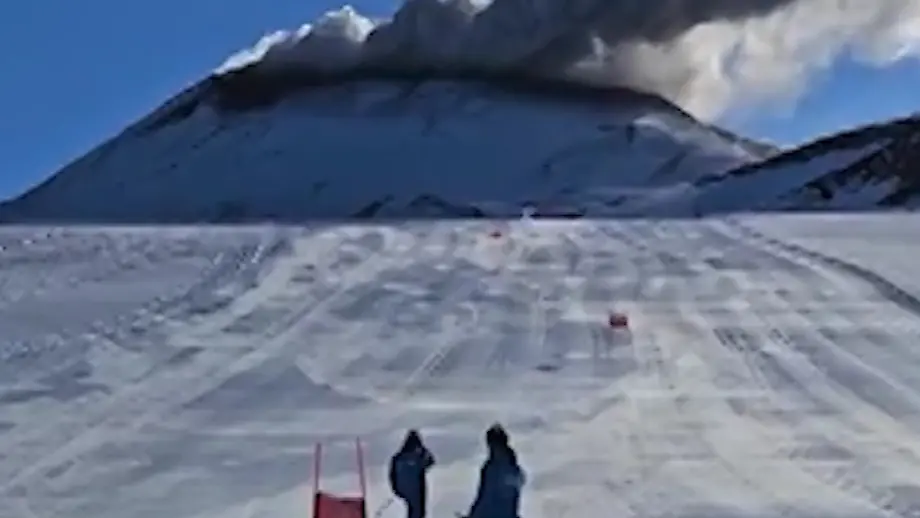 Italienische Skifahrer trainieren in der Nähe eines aktiven Vulkans