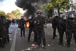 Polizist in Frankreich aufgrund von Schuss mit Tränengas auf Teenager angeklagt