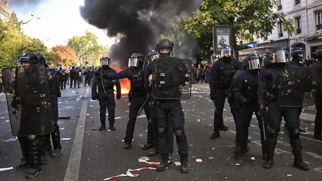 Polizist in Frankreich aufgrund von Schuss mit Tränengas auf Teenager angeklagt