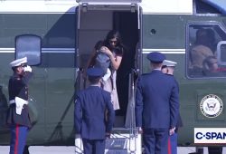 Keiner hilft!: Mit Baby vor der Brust: Usha Vance stolpert aus Heli