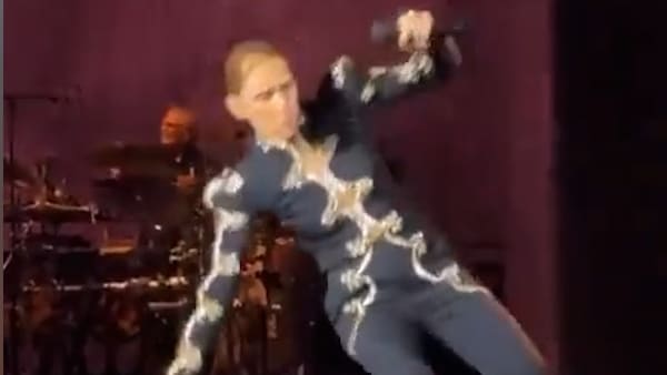 Schreckmoment bei Konzert: Céline Dion stürzt auf Bühne