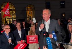 SPD-Protestmarsch gegen AfD: Gesang der Nationalhymne am Bebelplatz