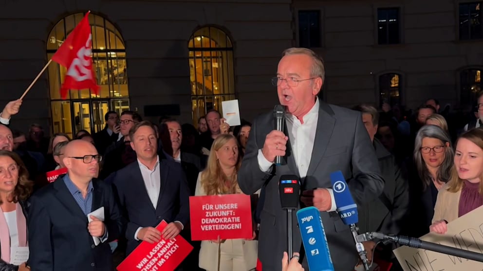 SPD-Protestmarsch gegen AfD: Gesang der Nationalhymne am Bebelplatz