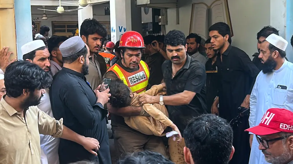 Tragödie in Peshawar: Schuldach-Einsturz fordert zahlreiche Opfer