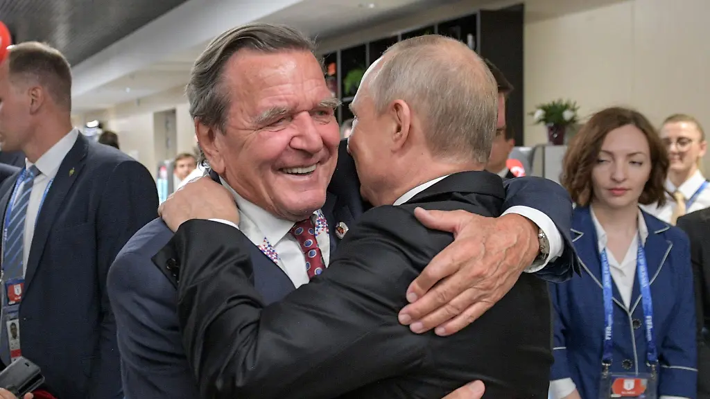 SPD-Landeschefs fordern Ausschluss von Schröder nach Putin-Besuch
