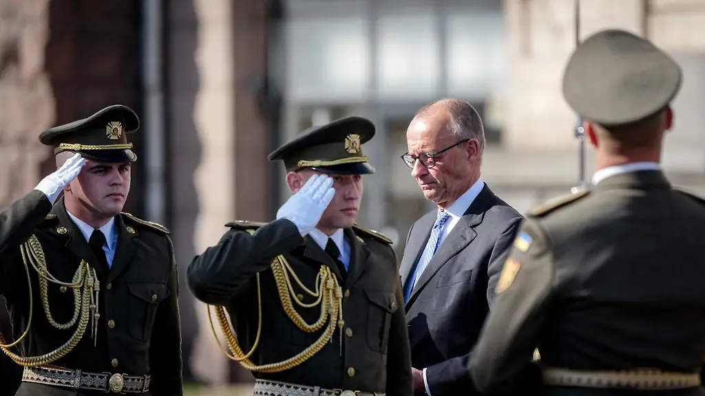 Merz kritisiert Schröders Treffen mit Putin scharf