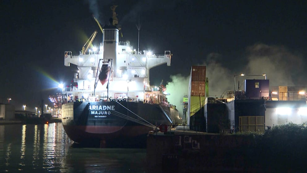 Feuer auf Frachter ARIADNE im Hamburger Hafen