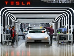 Tesla präsentiert fliegenden Sportwagen mit Raketendüsen