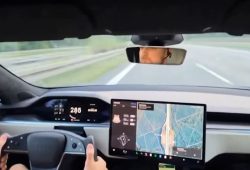 Tesla-Unfall bei hoher Geschwindigkeit auf der A10 bei Berlin