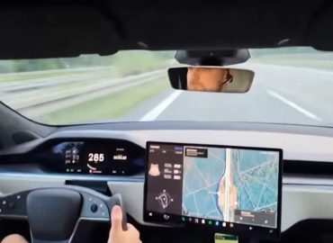 Tesla-Unfall bei hoher Geschwindigkeit auf der A10 bei Berlin