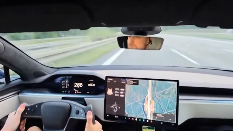 Tesla-Unfall bei hoher Geschwindigkeit auf der A10 bei Berlin