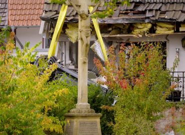 Unfall in Bretten-Büchig: Auto überschlägt sich und prallt gegen Hauswand