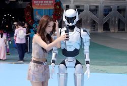 Eröffnung des weltweit ersten Großroboterparks in China
