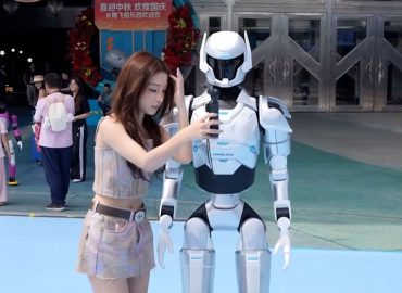 Eröffnung des weltweit ersten Großroboterparks in China