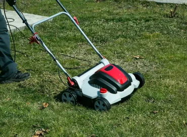 Rasenpflege im Herbst: Richtig vertikutieren