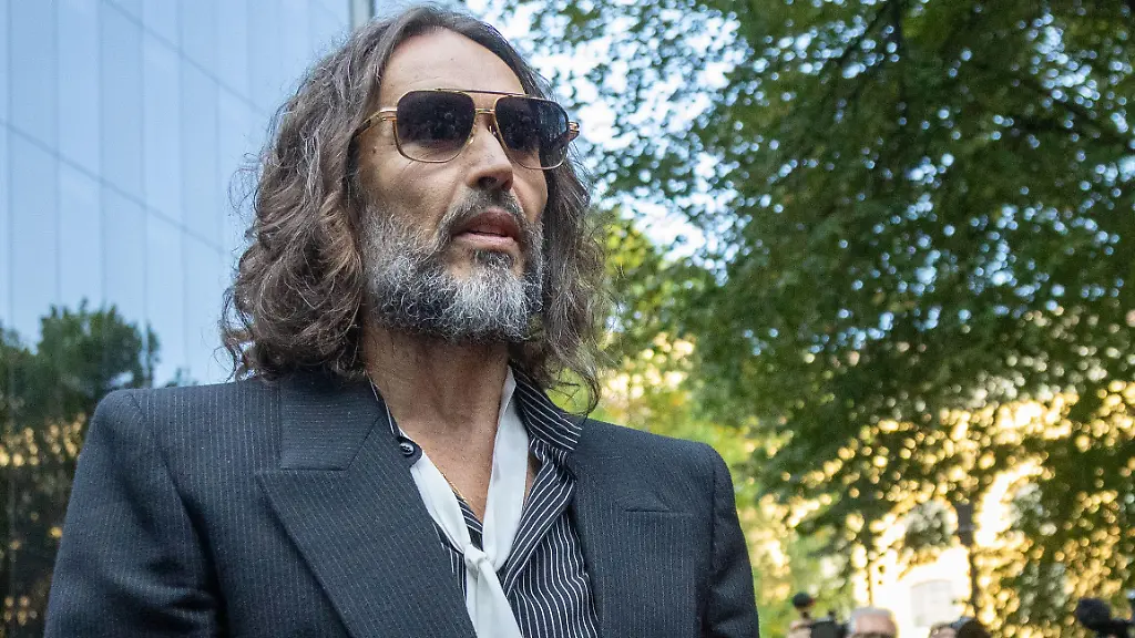 Russell Brand vor Gericht: Anklagen und Prozesseinblicke