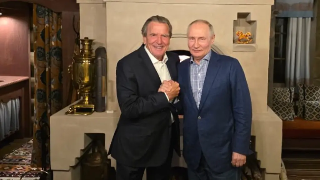 Altkanzler Schröder besucht Putin in Moskau